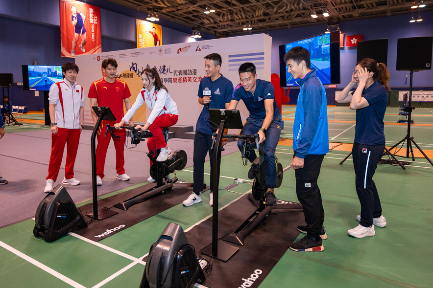 <p>香港單車運動員劉允祐（中）指導國家隊藝術體操運動員王瀾靜（左三）及香港田徑運動員陳銘泰（右三）進行室內單車接力比賽。</p>
